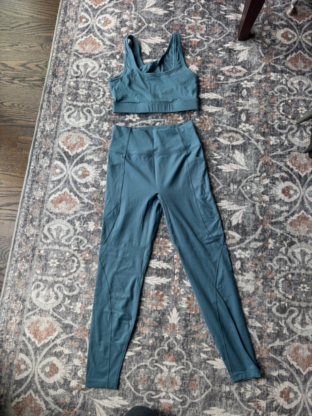 Le Ore Activewear Set, size small, sports bra and leggings Robins egg blue